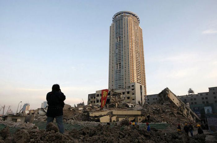 Впечатляющий снос китайских зданий (8 фото)