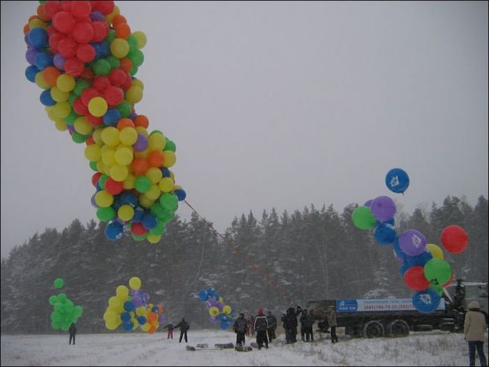 800 воздушных шариков подняли россиянина на 5740 метров