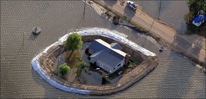 Как спасаются от наводнения (7 фото)
