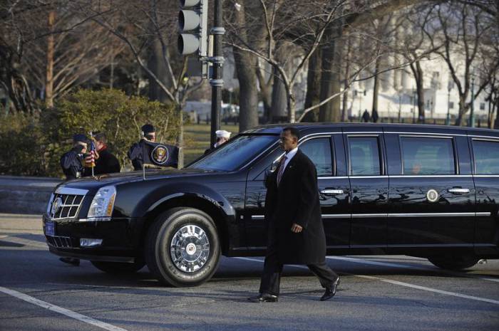 Лимузин Обамы застрял на выезде из посольства (9 фото)