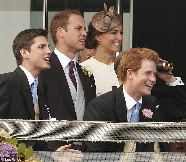 Кейт с королевской семьей на скачках