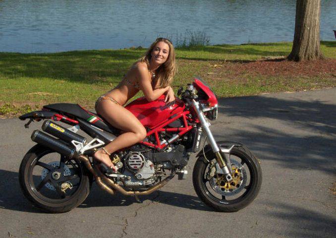 Шикарные байки и красивые девушки из Ducati