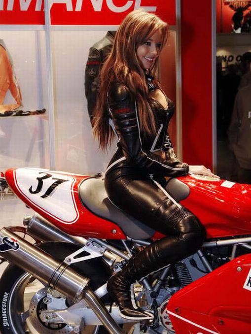Шикарные байки и красивые девушки из Ducati