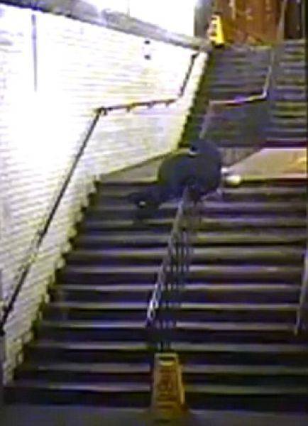 Пьяный парень упал с лестницы (9 фото)