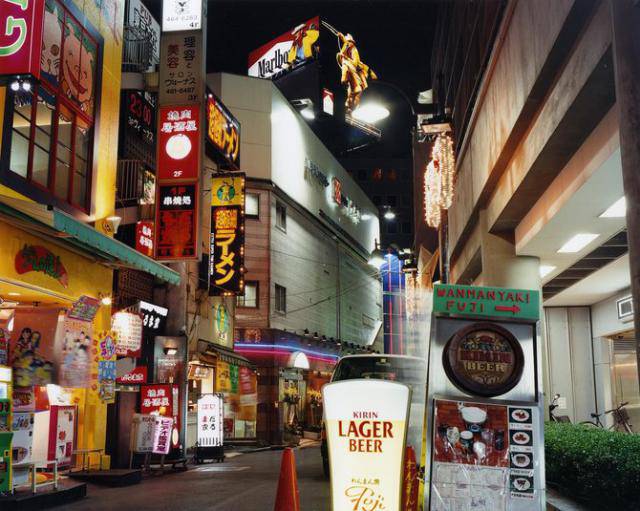 Витрины и вывески ночного Токио