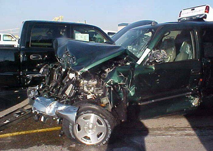 Инцидент на линии погрузки автомобилей в Канаде (18 фото)