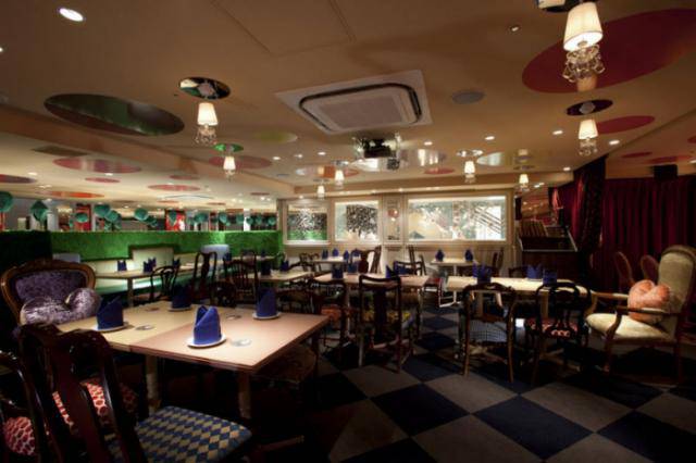 Ресторан «Алиса в стране чудес» в Токио