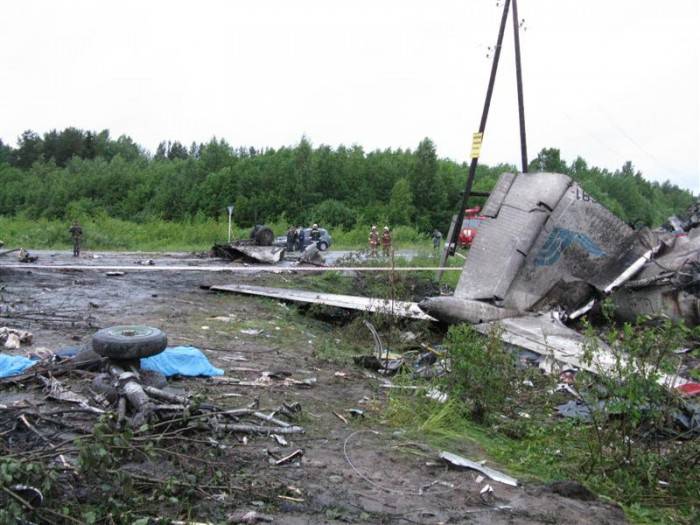 В Карелии разбился пассажирский самолет ТУ-134 (10 фото)