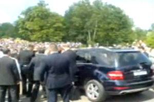 Джип Медведева въехал в толпу людей