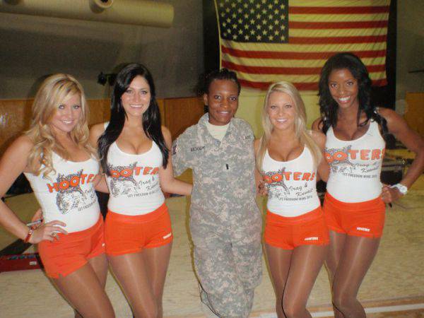   (Miss Hooters) 2011 (44 )