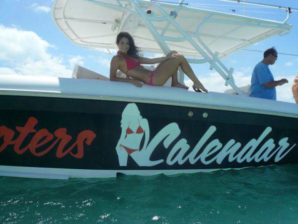   (Miss Hooters) 2011 (44 )