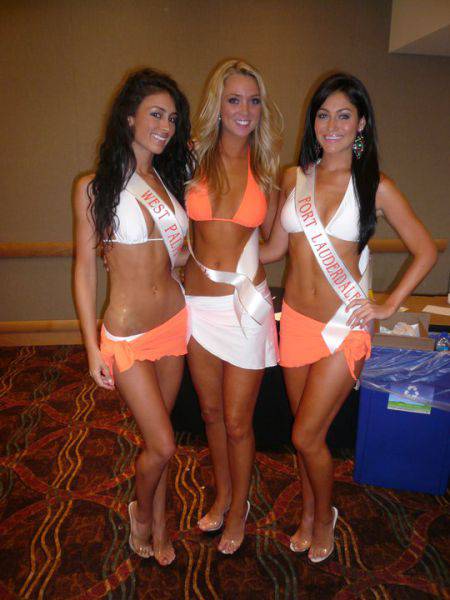   (Miss Hooters) 2011 (44 )