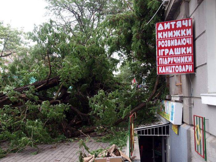 По Одессе прошел ураган (7 фото)
