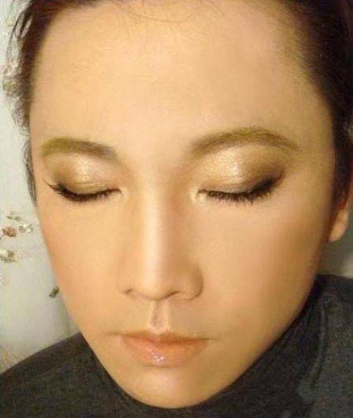 Смываем макияж с китайской девушки (9 фото)