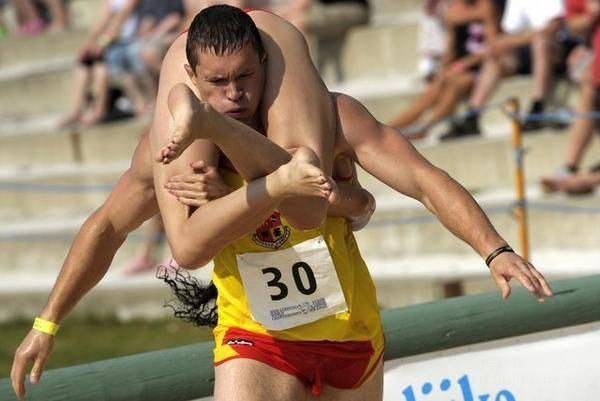 Международный чемпионат по перетаскиванию жен (7 фото)