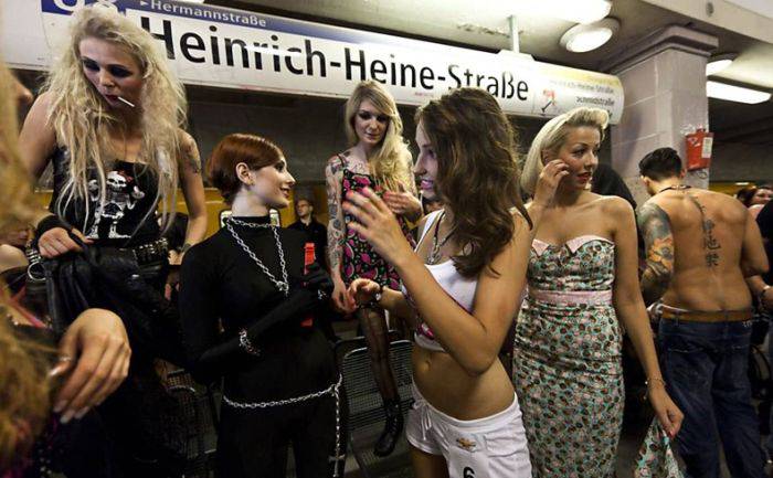 Показ мод в подземке Берлина