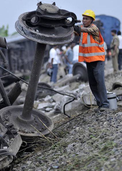 Пассажирский поезд сошел с рельсов в Северной Индии (16 фото)