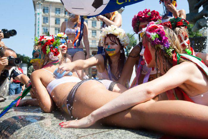 FEMEN устроили массовое купание в фонтане