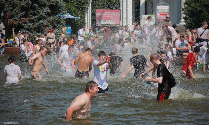 Грандиозная водная битва в Москве (128 фото)
