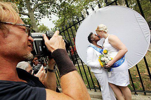 В Нью-Йорке разрешили однополые браки (15 фото)
