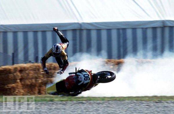 Падения мотоциклистов на гонках (24 фото)