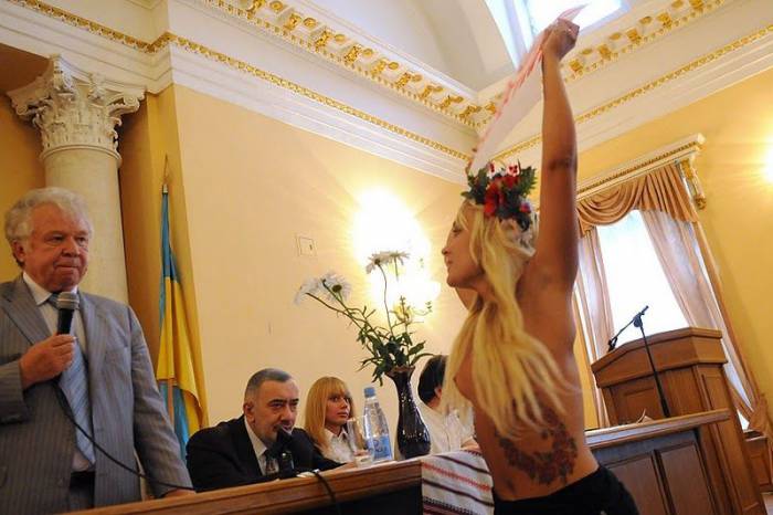    FEMEN   !