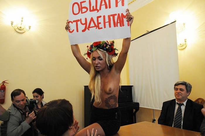 Акция женского движения FEMEN «Общаги – студентам!»