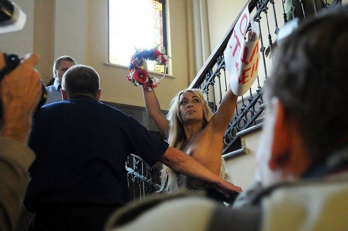 Акция женского движения FEMEN «Общаги – студентам!»