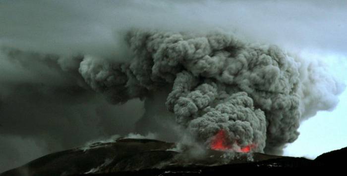 Вулкан Пуйеуэ извергающий пепел