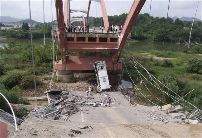 Обрушение моста в провинции Фуцзянь (3 фото)