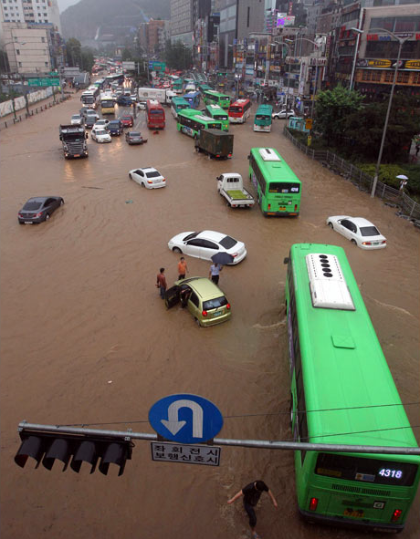 Последствия проливных дождей в Южной Корее (29 фото)