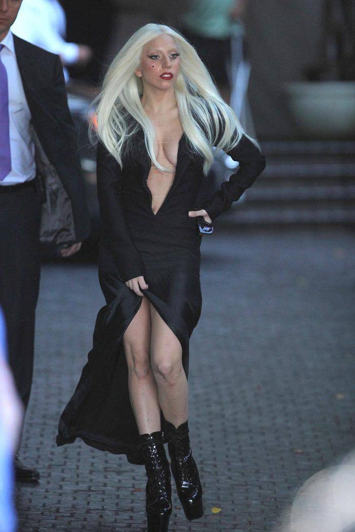 Леди Гага в платье с глубоким декольте (12 фото)
