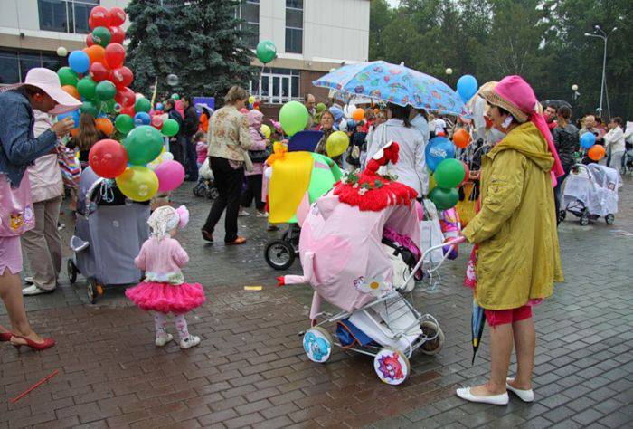 Парад необычных детских колясок
