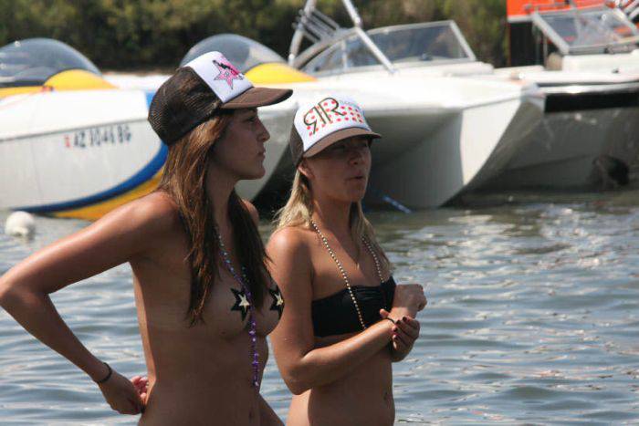 Горячие девушки на озере Хавасу