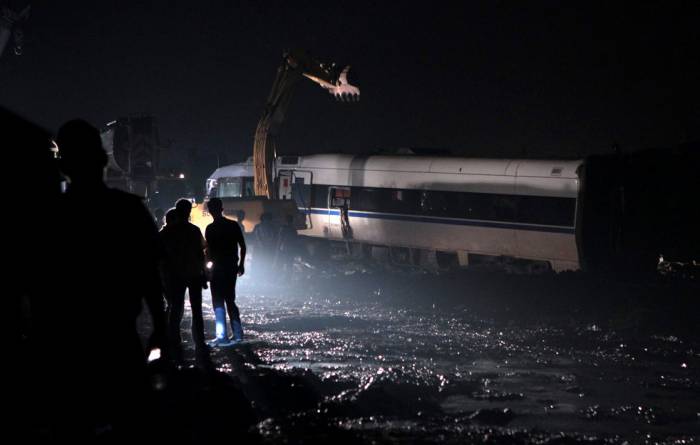 Железнодорожная катастрофа в Китае (20 фото)