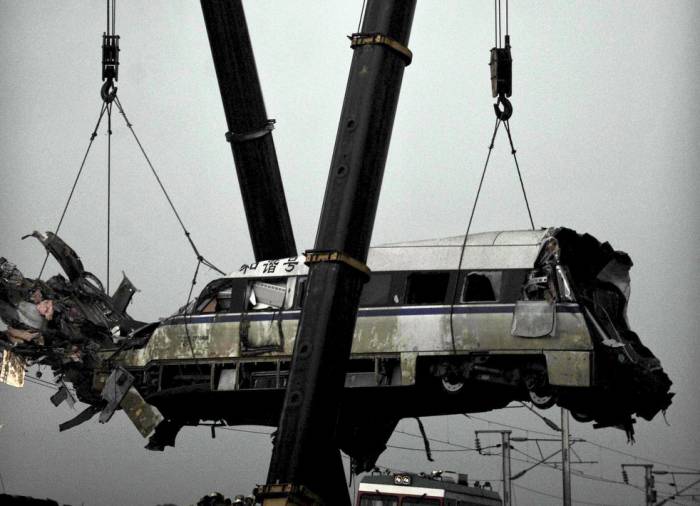 Железнодорожная катастрофа в Китае (20 фото)