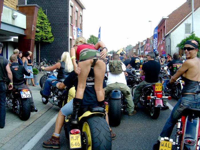 Девушки с ралли мотоциклов (64 фото)