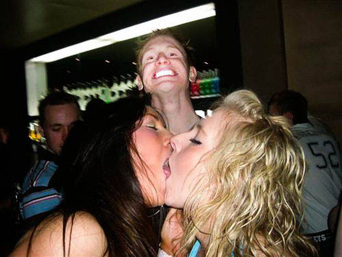 Испорченные фото с целующимися девушками