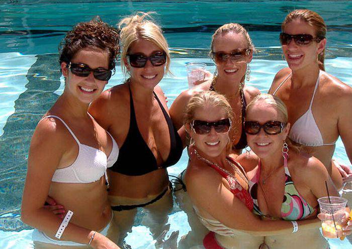 Девушки на вечеринках у бассейна