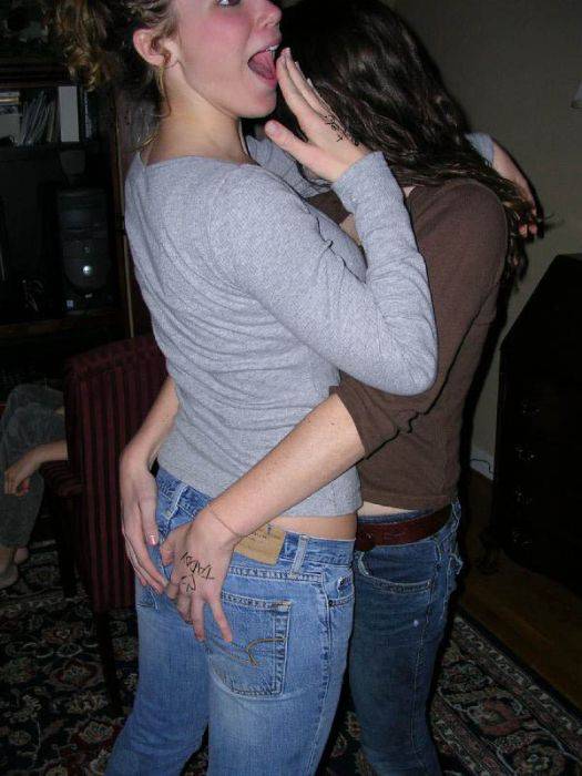Девушки трогают своих подружек за попу