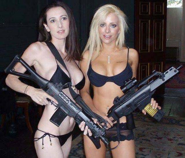 Девушки с оружием (30 фото)