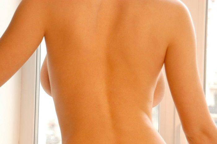 Девушки показывают свою грудь со спины