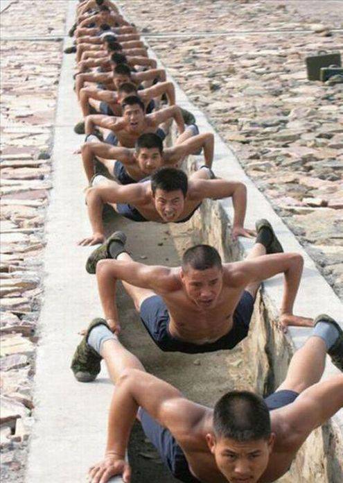 Тренировки в китайской армии (21 фото)