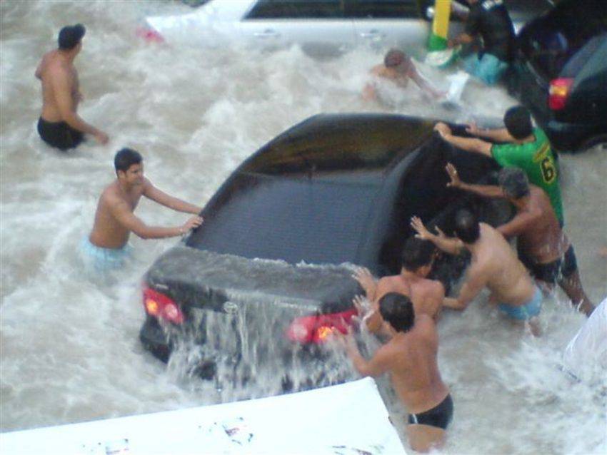 Машину смыло водой. Помыть машину на пляже. Зачем в Бразилии обмывают человека водой.