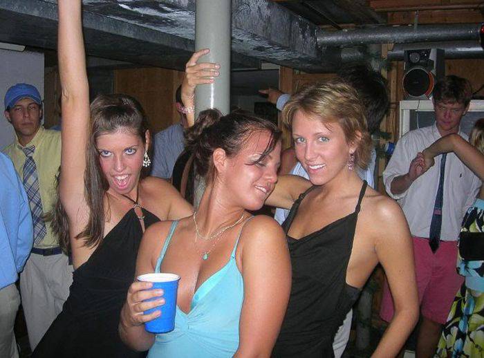 Пьяные девушки танцуют у шеста