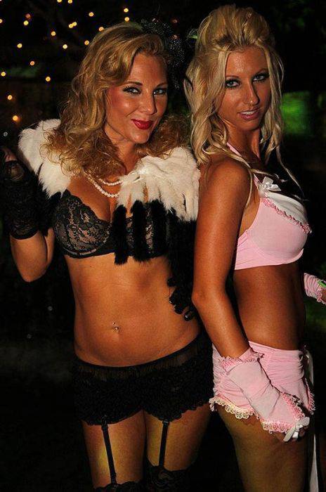 Девушки с Playboy на Хэллоуин (100 фото)