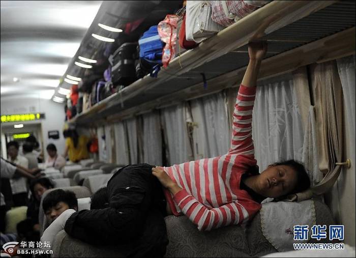 Как китайцы ездят в поездах (14 фото)