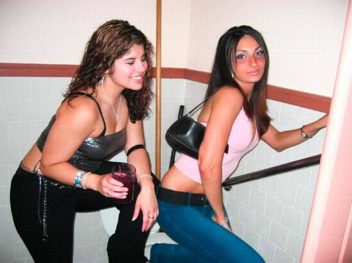 Пьяные девушки в ванных комнатах (80 фото)