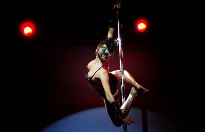      Pole Dance.