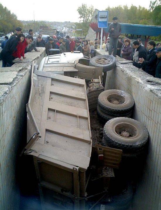Большие проблемы огромных грузовиков (28 фото)